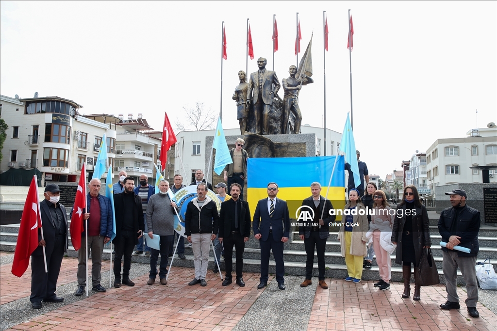 Rusya'nın Ukrayna'ya askeri operasyonu Antalya'da protesto edildi