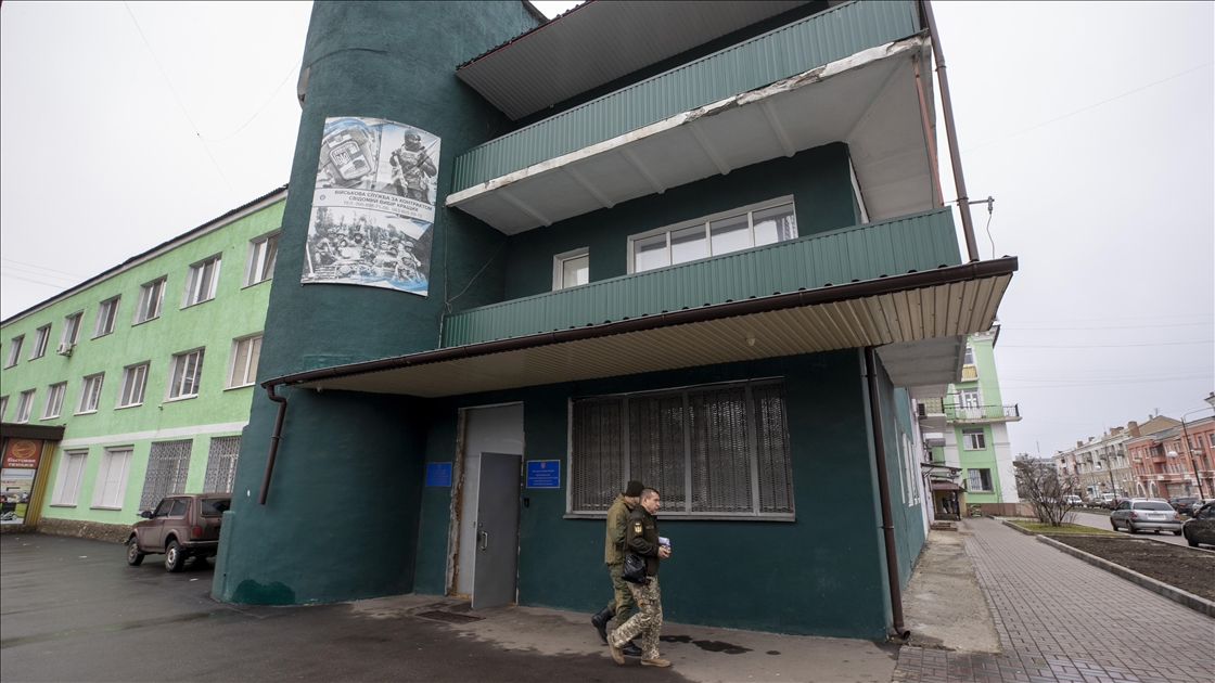 People making their ways to recruitment center in Kramatorsk