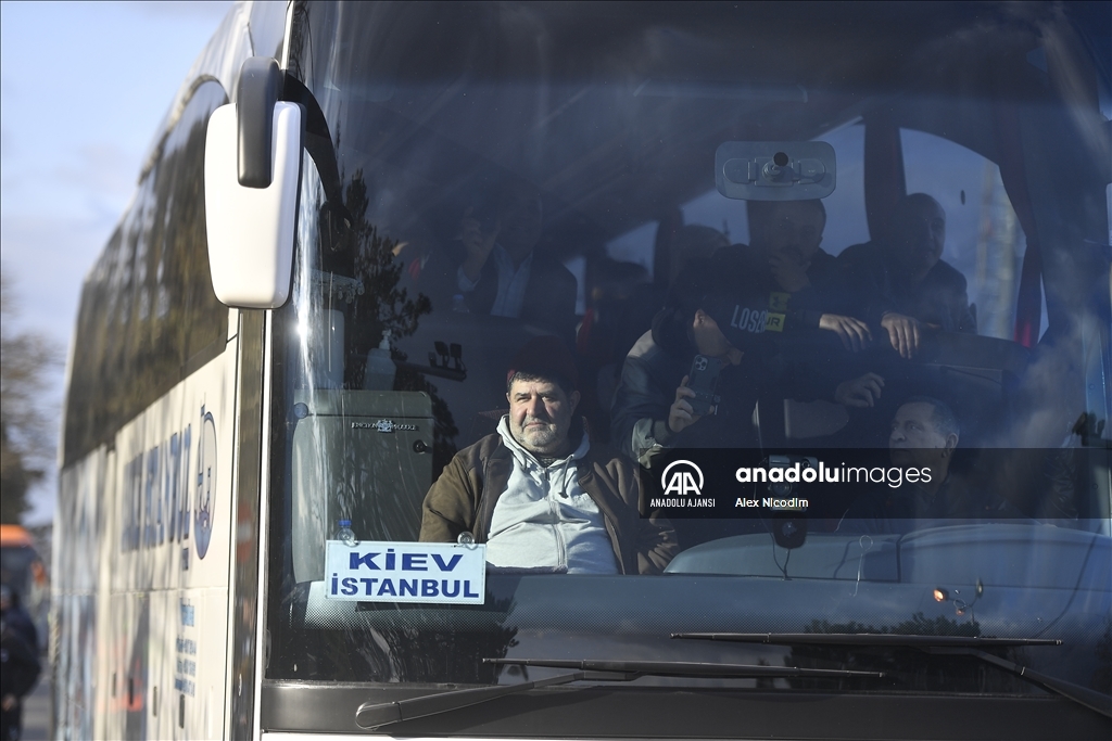Ukrayna'daki Türk vatandaşlarının otobüslerle tahliyesi sürüyor