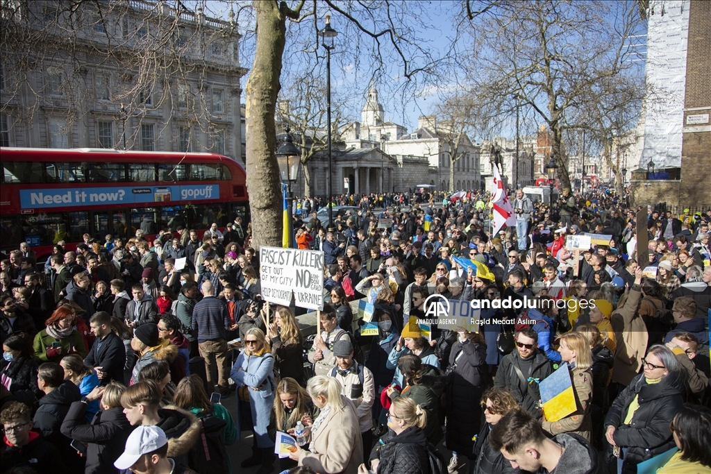 أطلق المتظاهرون هتافات داعية للسلام، رافعين لافتات كتب عليها