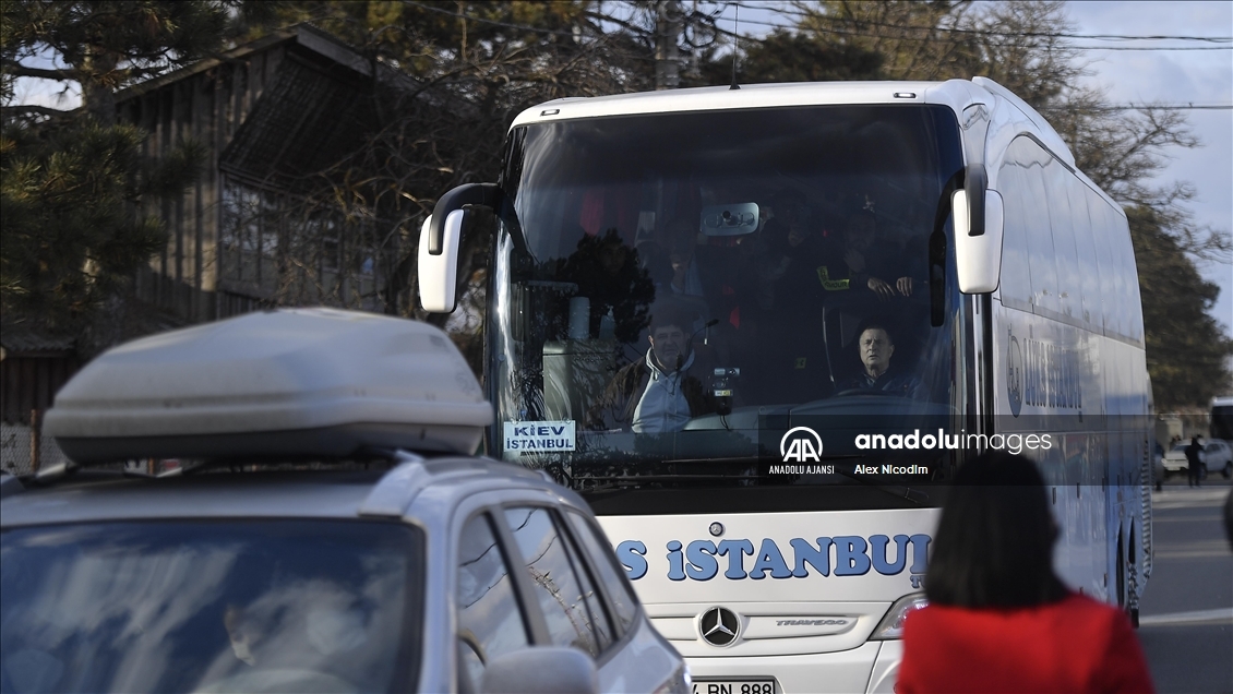 Ukrayna'daki Türk vatandaşlarının otobüslerle tahliyesi sürüyor