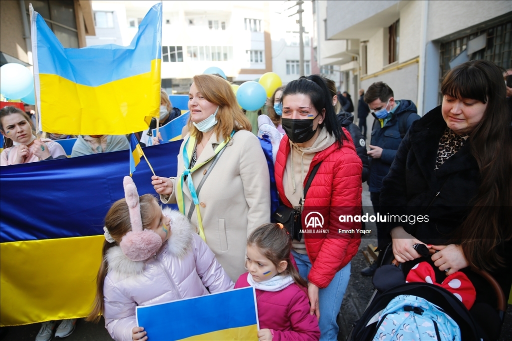 اجتمع مواطنون أوكرانيون في ميدان بيازيد في الطرف الأوروبي لإسطنبول رافعين لافتات مناهضة للهجوم الروسي