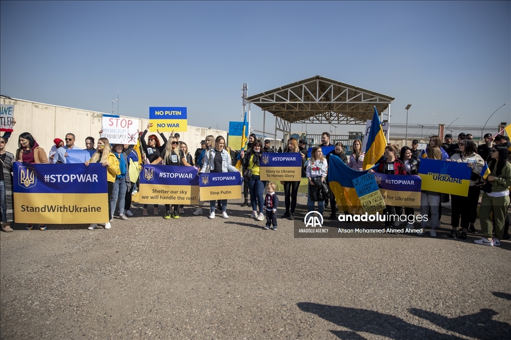 دعا المشاركون في الوقفة الاحتجاجية دول العالم إلى مساعدة بلادهم بوجه الهجوم الروسي