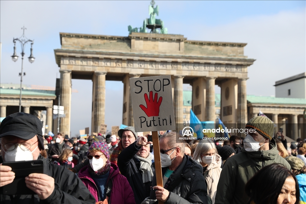 تظاهر تحالف من النقابات العمالية، والكنائس، ومنظمات حماية البيئة، وجماعات السلام ضد الهجوم الروسي