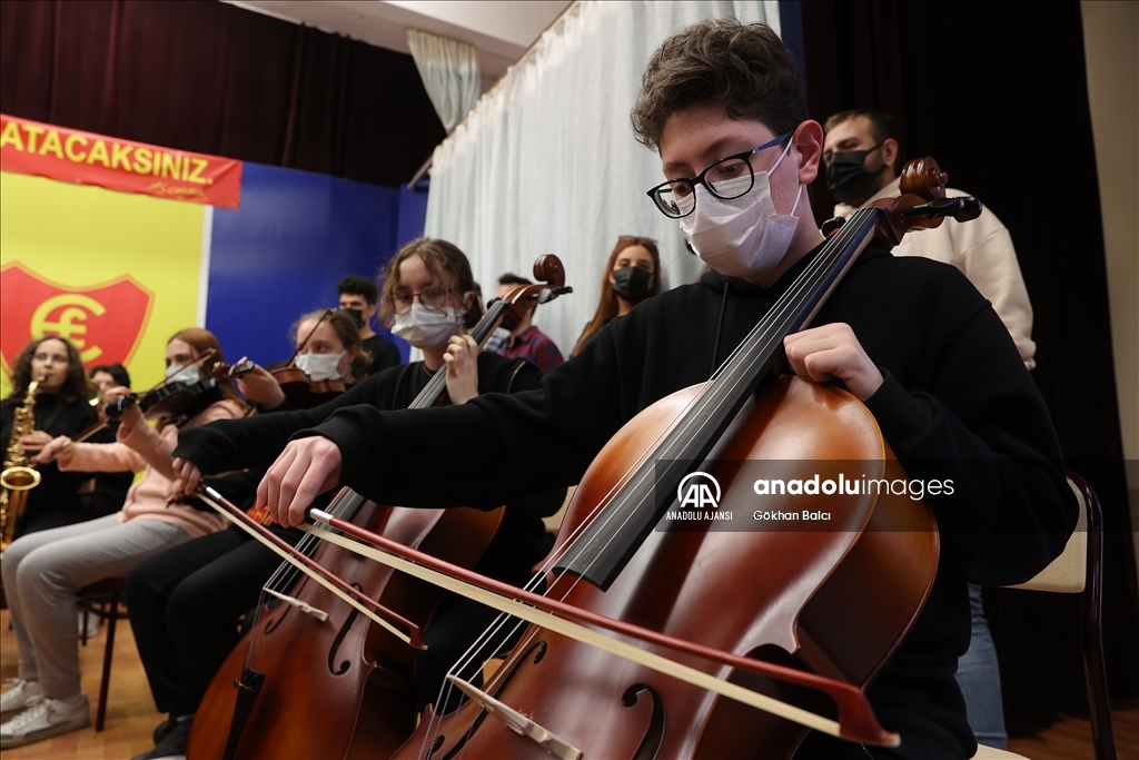 Lisede kurulan senfoni orkestrası müzik tutkunu gençleri buluşturuyor