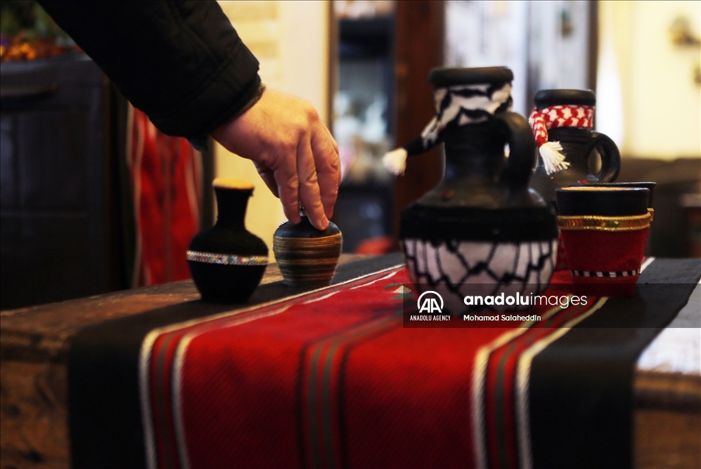 الأردني "القواسمي".. فخّاره يزهو بزخرفة عصرية تحيي التراث