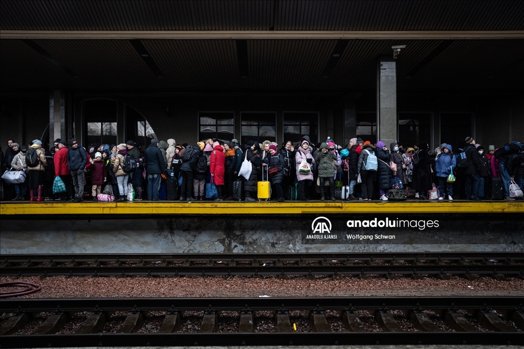 Kiev'den ayrılmak isteyen siviller tren istasyonunda yoğunluk oluşturdu