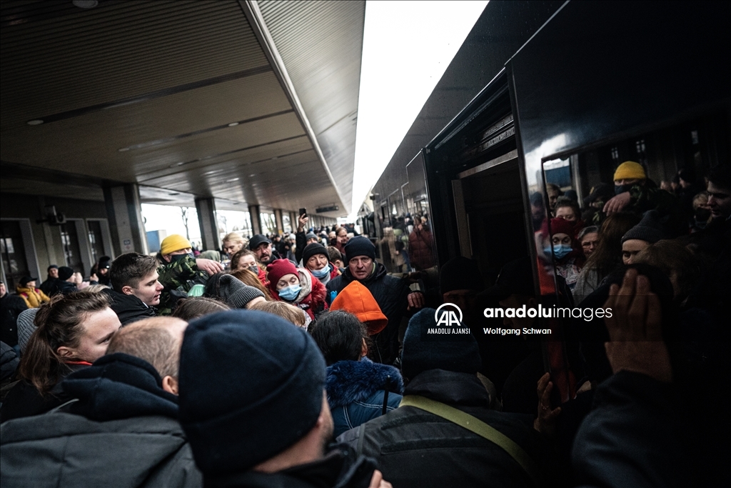 Kiev'den ayrılmak isteyen siviller tren istasyonunda yoğunluk oluşturdu