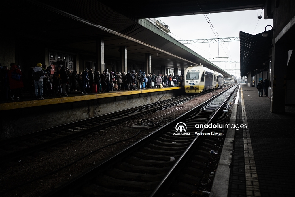 Kiev'den ayrılmak isteyen siviller tren istasyonunda yoğunluk oluşturdu