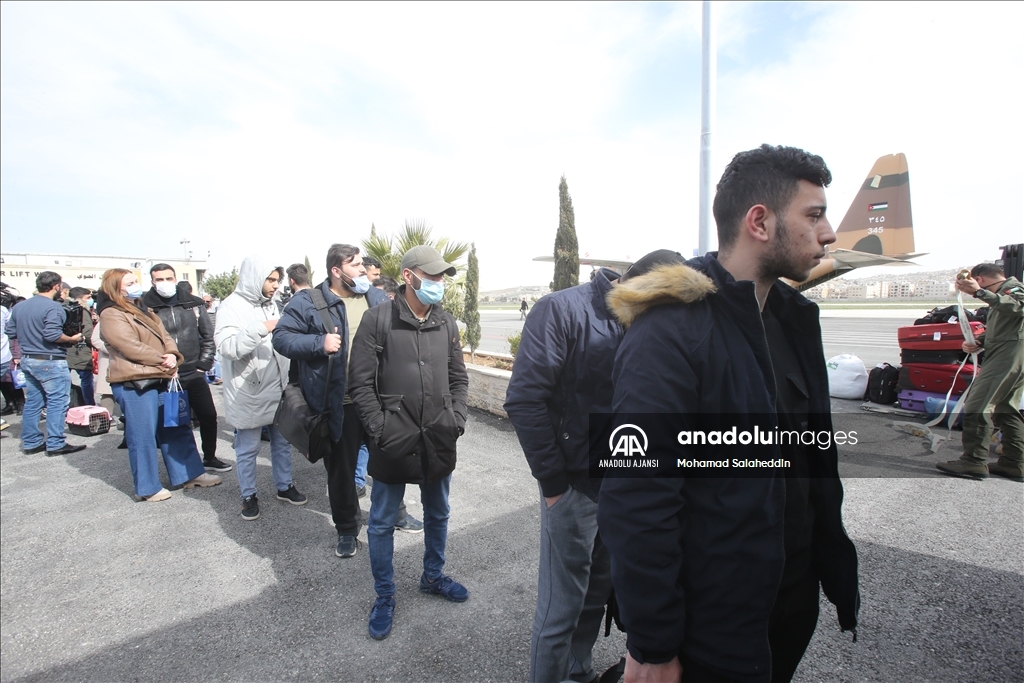 Ukrayna'dan tahliye edilen Ürdünlüler Amman'a ulaştı