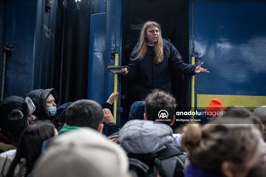Kiev'den ayrılmak isteyen siviller tren istasyonunda yoğunluk oluşturdu