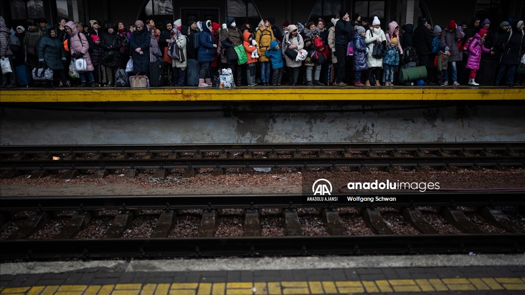 Kiev'den ayrılmak isteyen siviller tren istasyonunda yoğunluk oluşturdu