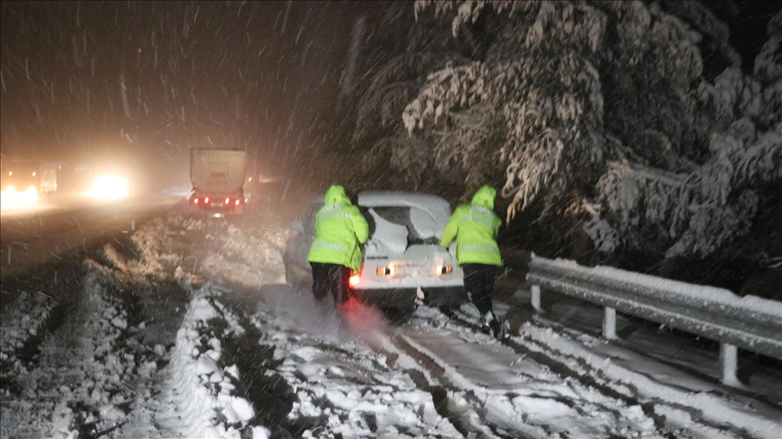 Denizli-Antalya kara yolu kar yağışı nedeniyle ulaşıma kapandı