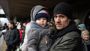 Kiev'den ayrılmak isteyen siviller tren istasyonunda yoğunluk oluşturdu