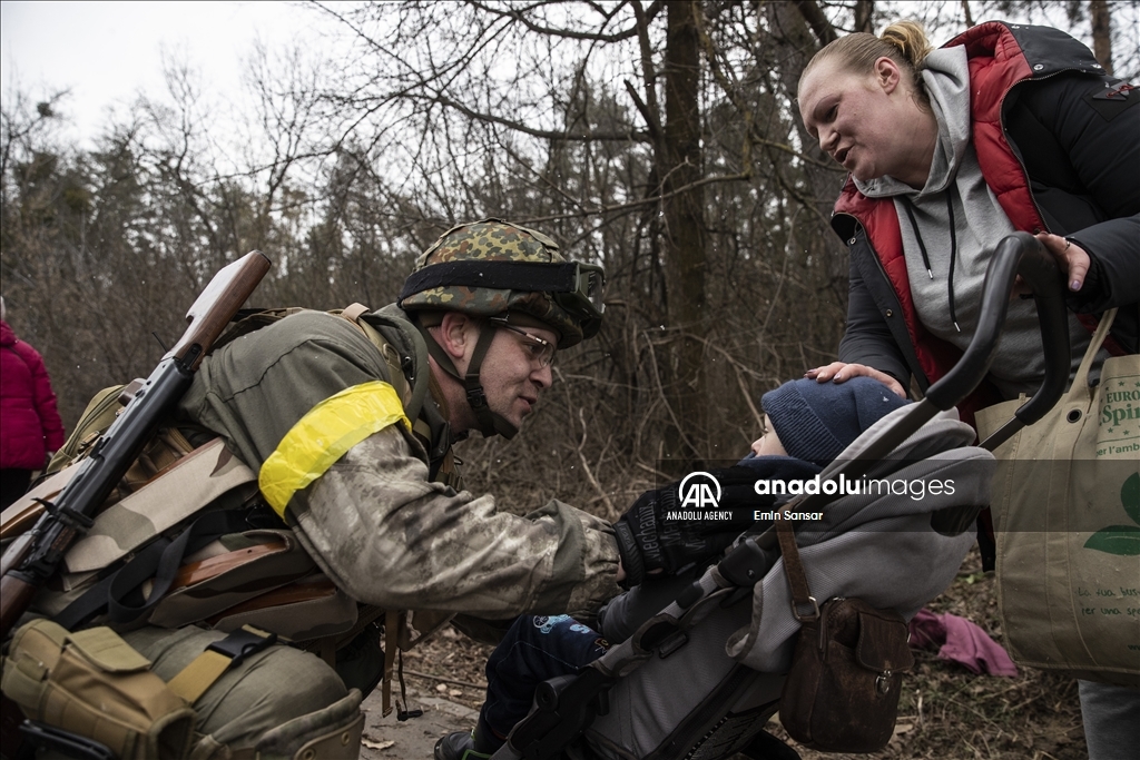 الجيش الأوكراني يواصل إجلاء المدنيين قرب كييف