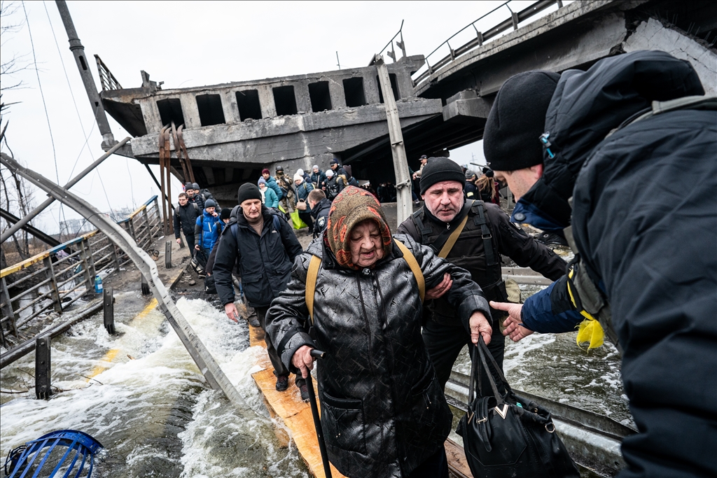 Kiev yakınlarındaki İrpin’de siviller, çatışmalar arasında tahliye edilmeye çalışılıyor