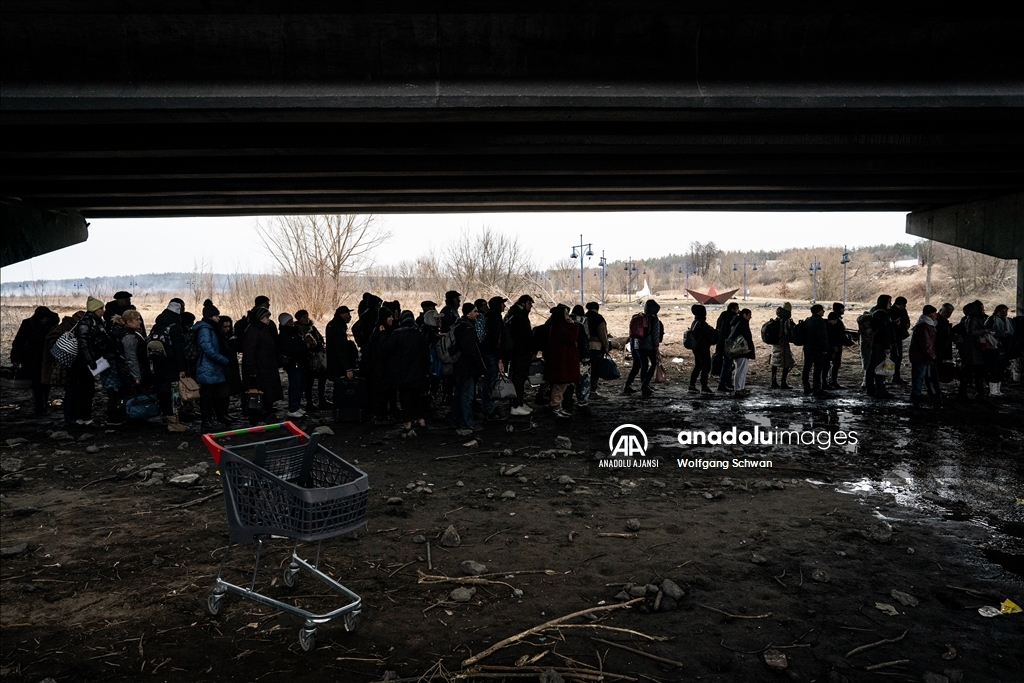 Kiev yakınlarındaki İrpin’de siviller, çatışmalar arasında tahliye edilmeye çalışılıyor