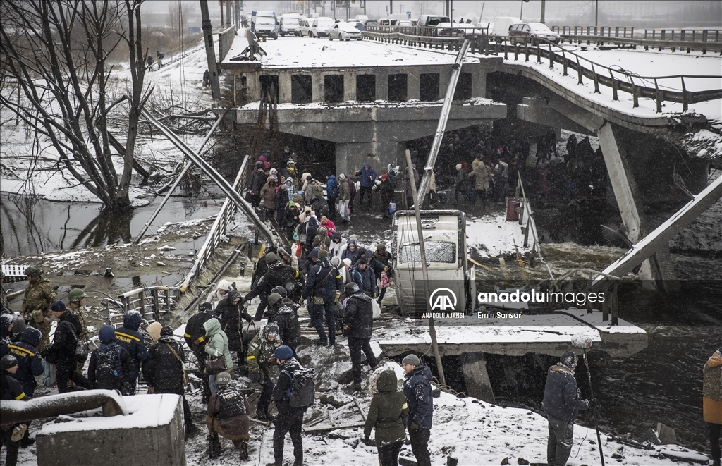 Kar yağışı altındaki Ukrayna’nın İrpin kentinden tahliyeler devam ediyor