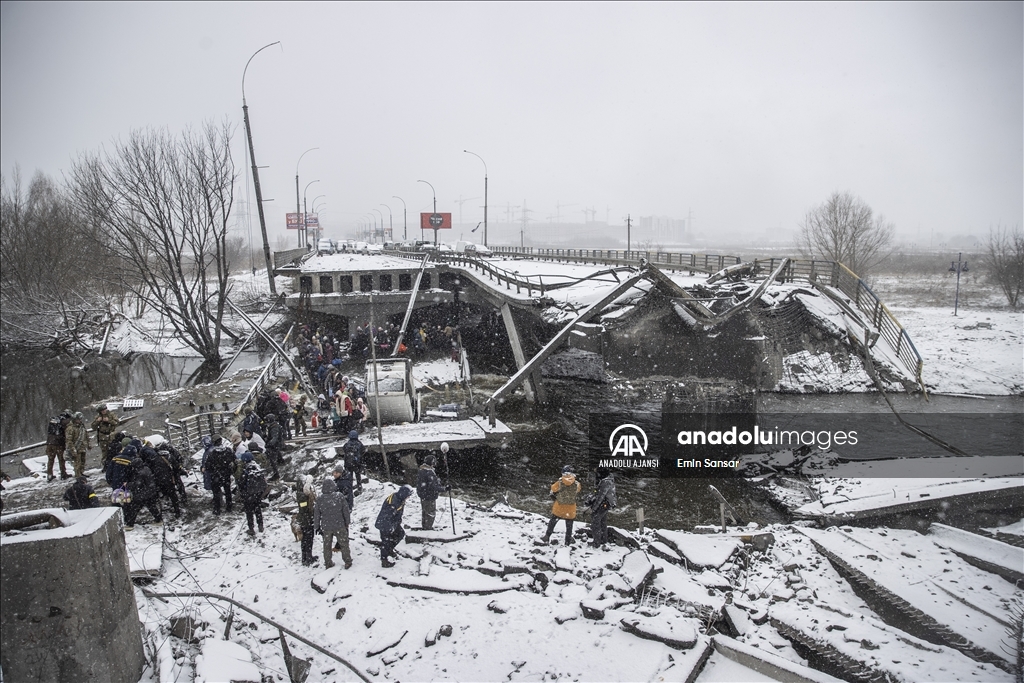 Kar yağışı altındaki Ukrayna’nın İrpin kentinden tahliyeler devam ediyor