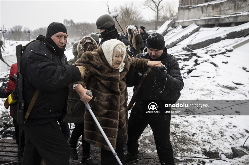 Kar yağışı altındaki Ukrayna’nın İrpin kentinden tahliyeler devam ediyor