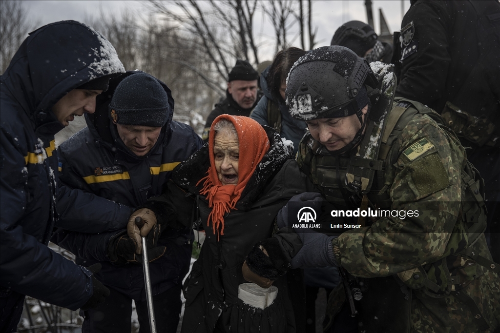 Kar yağışı altındaki Ukrayna’nın İrpin kentinden tahliyeler devam ediyor