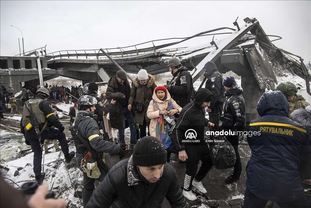 Kar yağışı altındaki Ukrayna’nın İrpin kentinden tahliyeler devam ediyor