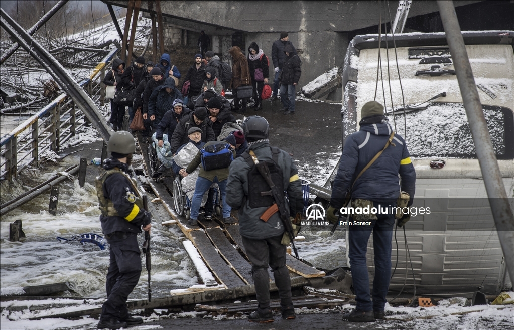 Kar yağışı altındaki Ukrayna’nın İrpin kentinden tahliyeler devam ediyor