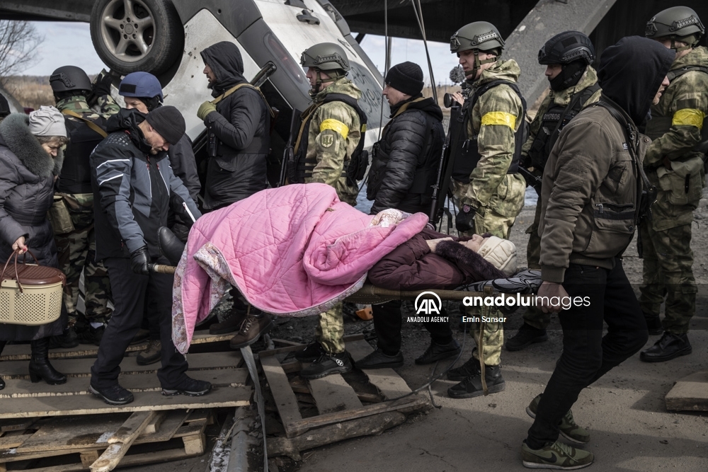 Civiles siguen huyendo de la ciudad ucraniana de Irpin