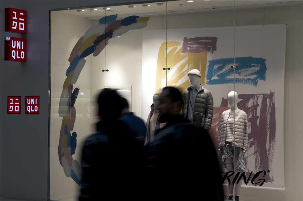 Rusya'da faaliyetini sonlandıracak Uniqlo mağazasında uzun kuyruklar oluştu
