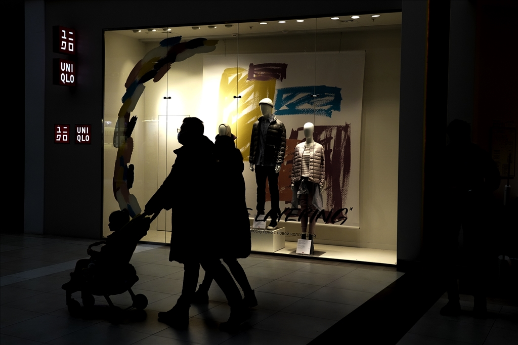 Rusya'da faaliyetini sonlandıracak Uniqlo mağazasında uzun kuyruklar oluştu