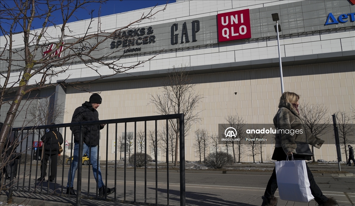 Rusya'da faaliyetini sonlandıracak Uniqlo mağazasında uzun kuyruklar oluştu