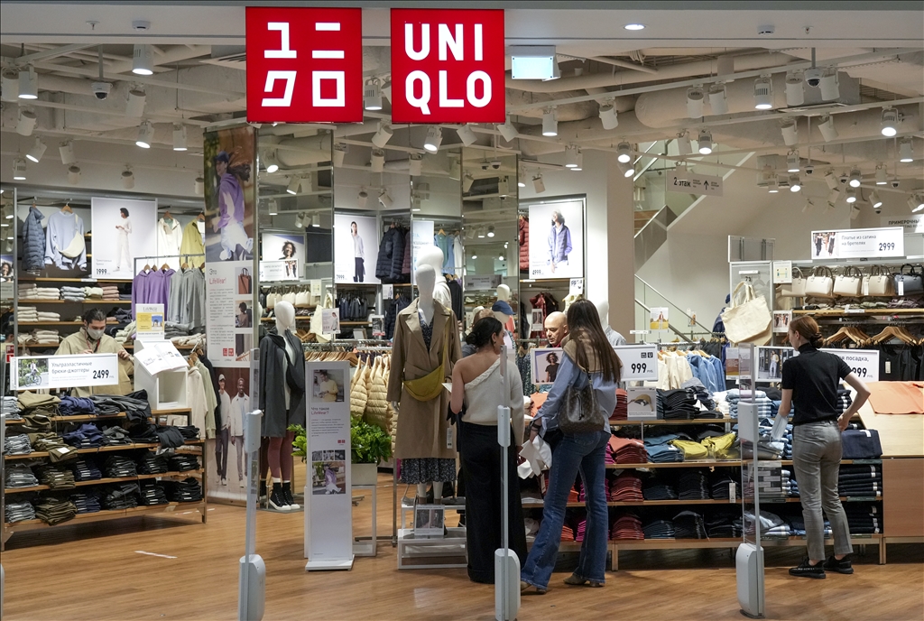 Rusya'da faaliyetini sonlandıracak Uniqlo mağazasında uzun kuyruklar oluştu