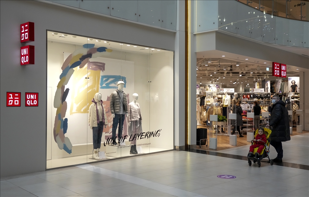 Rusya'da faaliyetini sonlandıracak Uniqlo mağazasında uzun kuyruklar oluştu