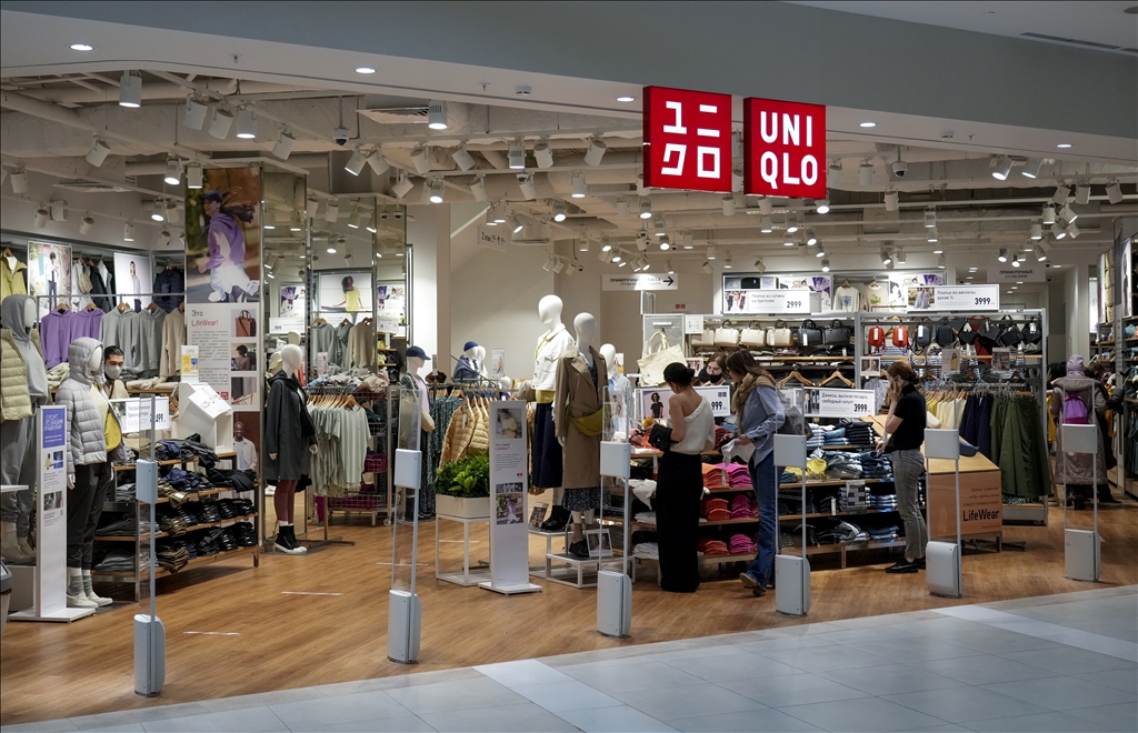 Rusya'da faaliyetini sonlandıracak Uniqlo mağazasında uzun kuyruklar oluştu