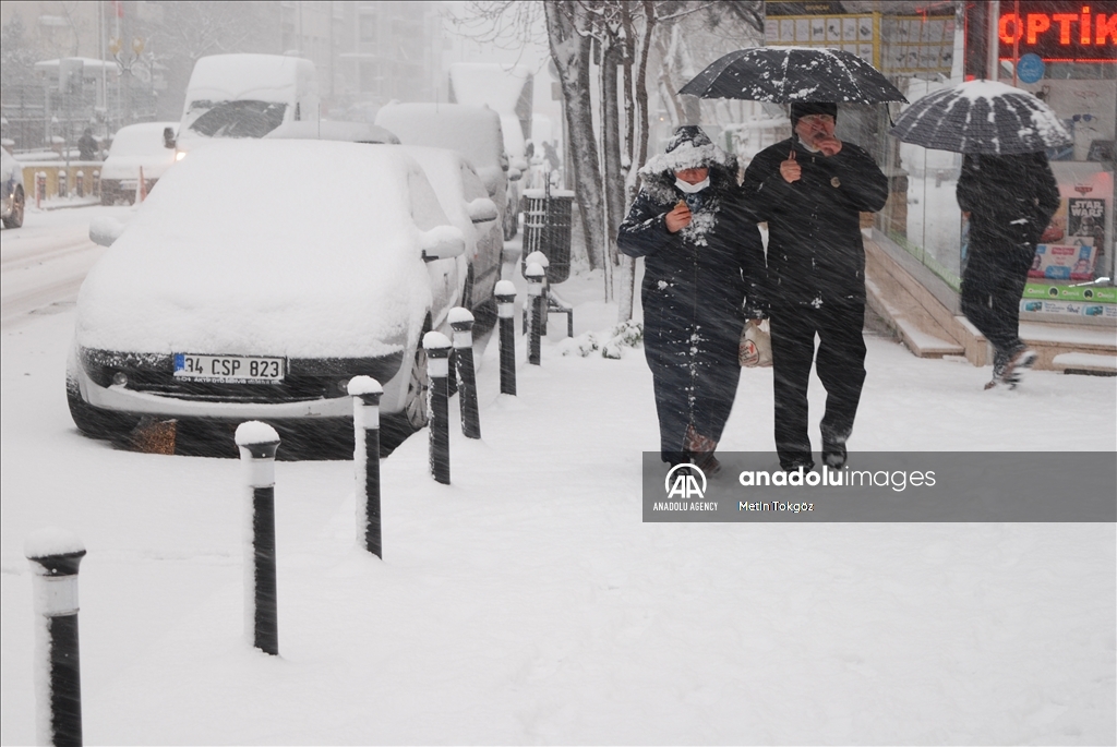تساقط الثلوج اشتد مع ساعات صباح اليوم الجمعة، في مختلف أحياء إسطنبول