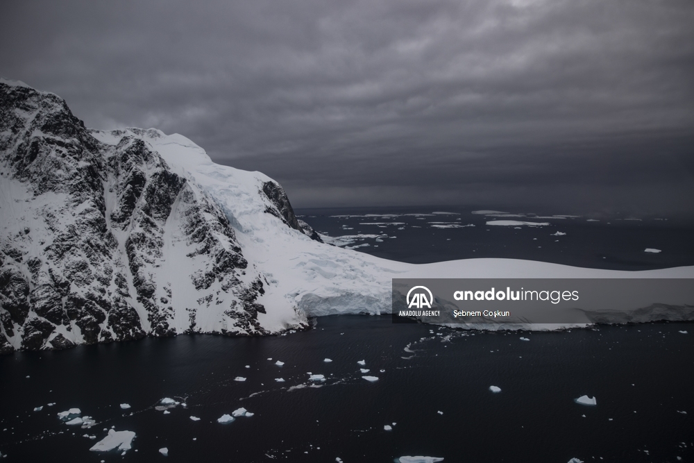 Témpanos de hielo se derriten debido al cambio climático en la Antártida