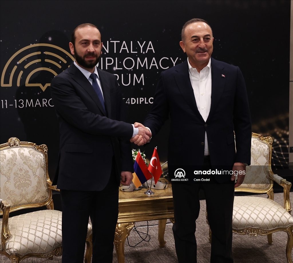 تشاووش أوغلو يعقد اجتماعا