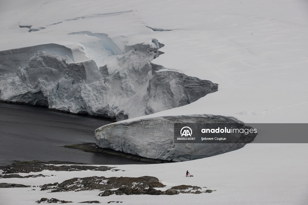 Témpanos de hielo se derriten debido al cambio climático en la Antártida