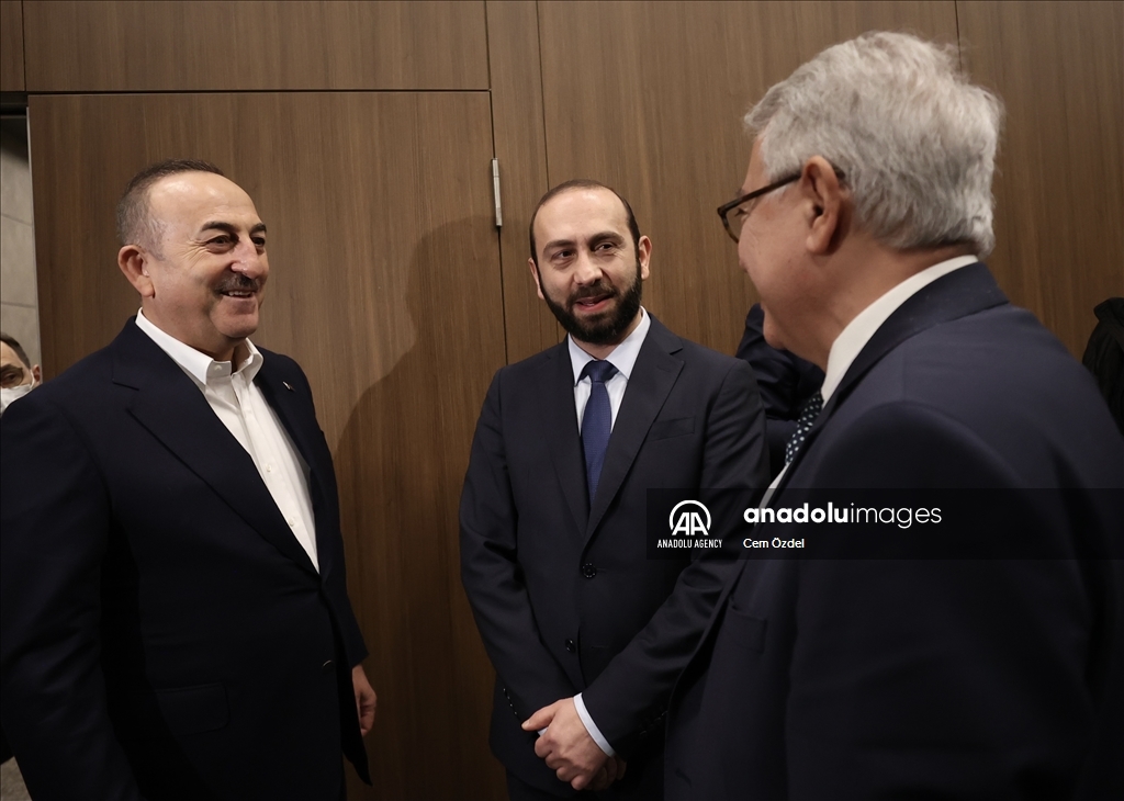 تشاووش أوغلو يعقد اجتماعا