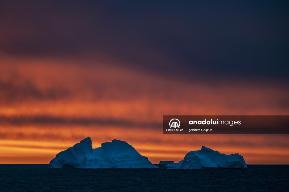 Témpanos de hielo se derriten debido al cambio climático en la Antártida