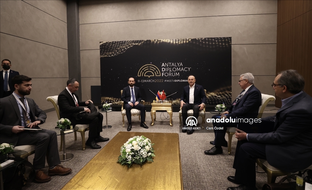 تشاووش أوغلو يعقد اجتماعا