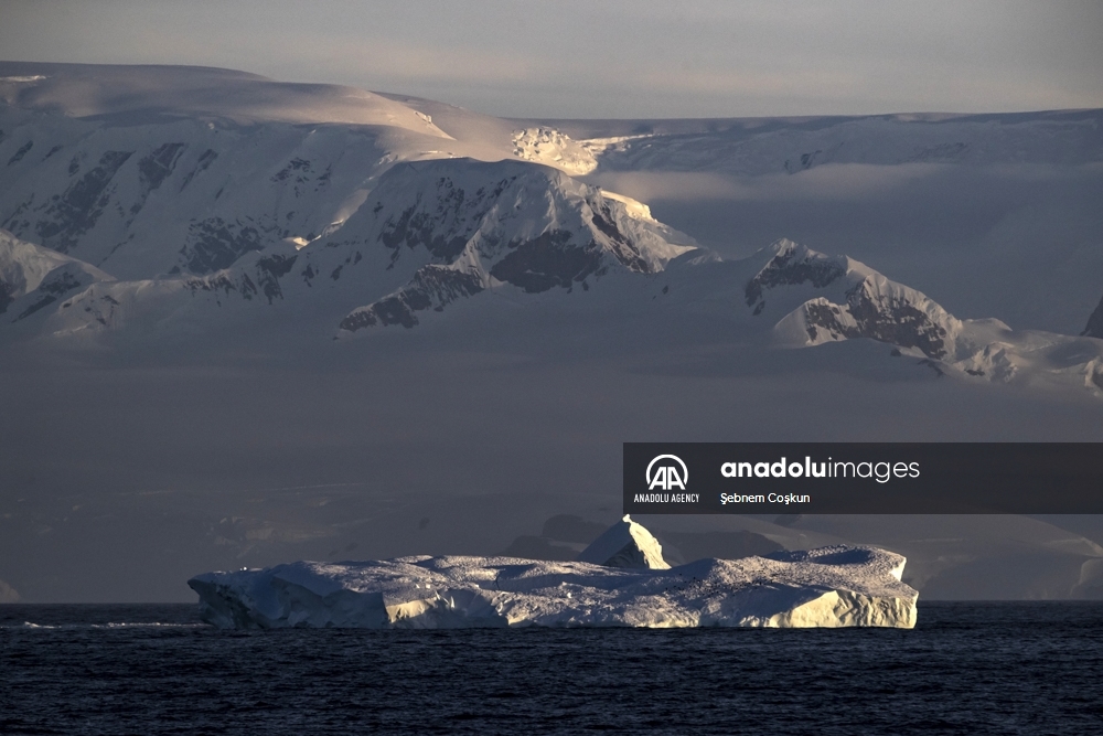 Témpanos de hielo se derriten debido al cambio climático en la Antártida