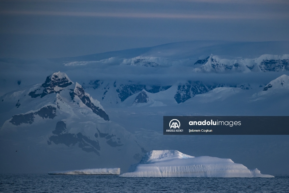Témpanos de hielo se derriten debido al cambio climático en la Antártida