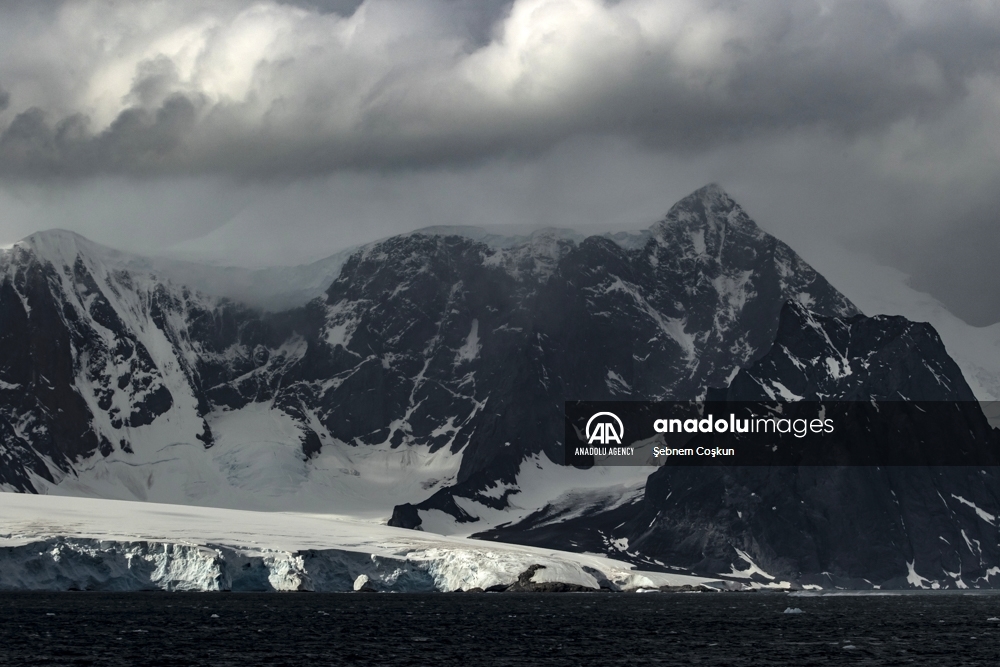 Témpanos de hielo se derriten debido al cambio climático en la Antártida