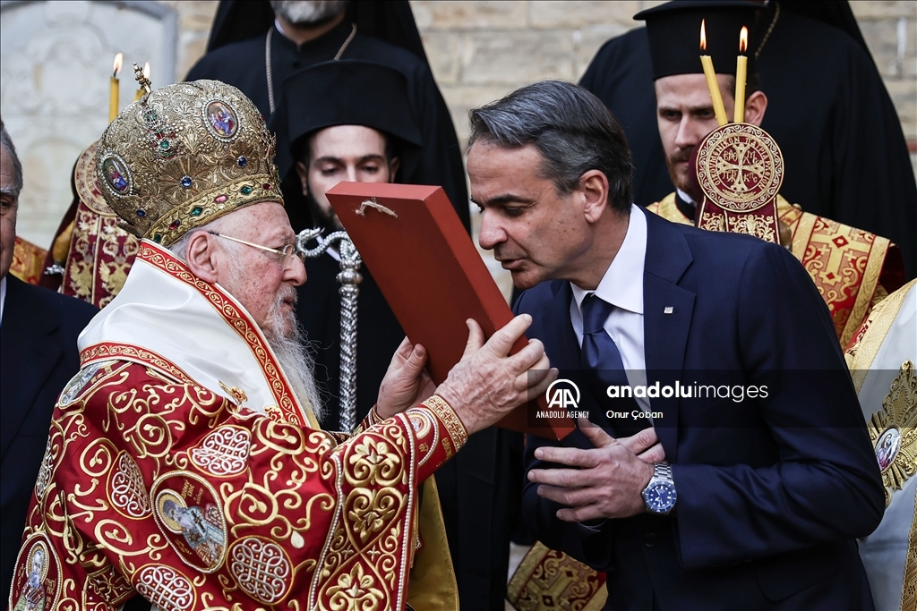 رئيس الوزراء اليوناني يحضر قداسا دينيا في إسطنبول