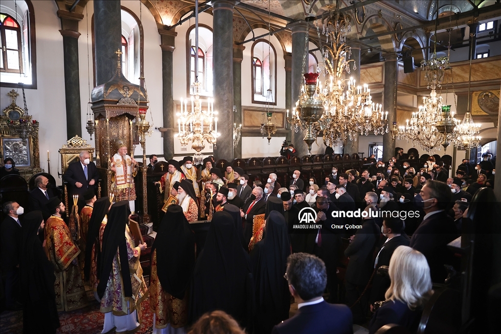 رئيس الوزراء اليوناني يحضر قداسا دينيا في إسطنبول
