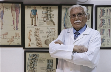 Ortopedinin "90 yıllık çınarı", 66 yıldır beyaz önlüğünü çıkarmıyor
