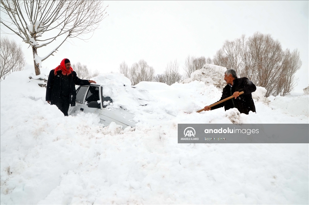 Muş'un Yukarıyongalı köyünde evler kar altında kaldı