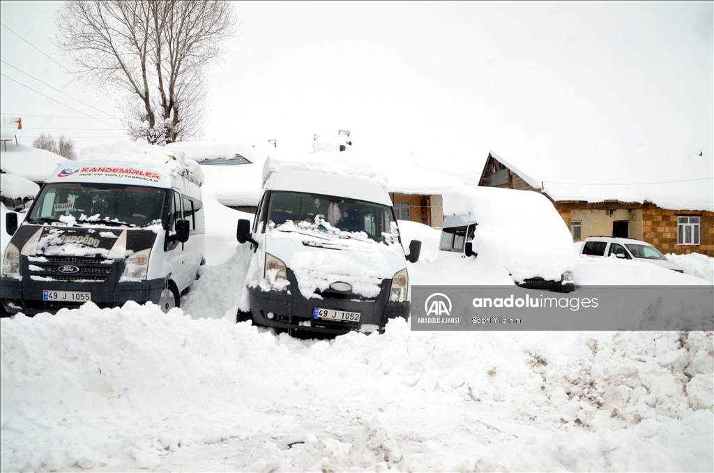 Muş'un Yukarıyongalı köyünde evler kar altında kaldı