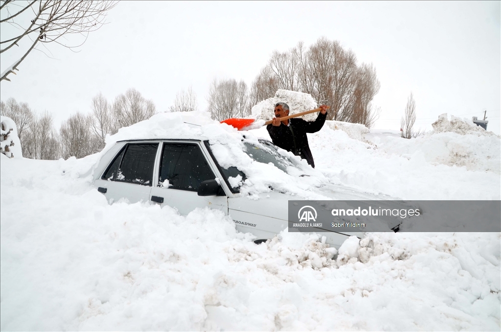 Muş'un Yukarıyongalı köyünde evler kar altında kaldı